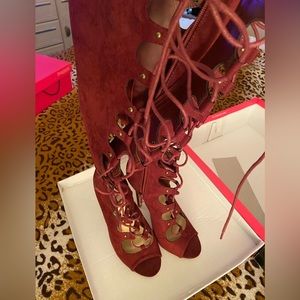 Women boots color burgundy wear one time size 7.5